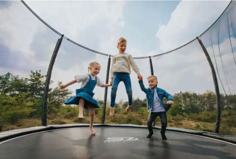 Kom in de Bedstee Mega Trampoline
